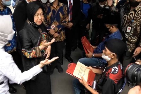 Mensos Risma tuntaskan penyaluran bantuan tragedi Kanjuruhan