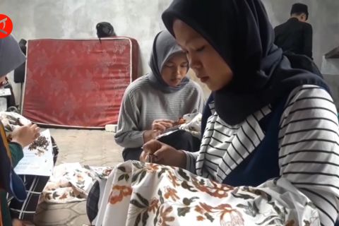 Pentingnya regenerasi jaga batik Sari Kenongo Sidoarjo