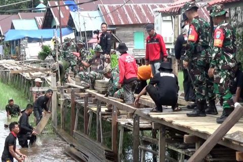 TMMD Kodim 1016/Plk bangun akses jembatan titian di Petuk Ketimpun