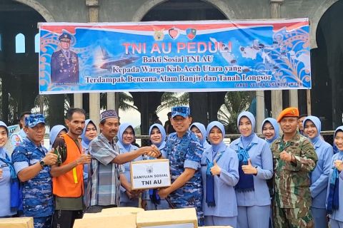 TNI AU berikan pengobatan pasca banjir Aceh Utara