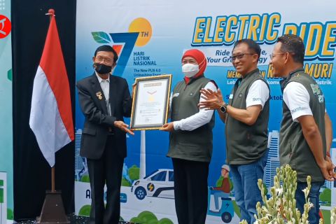 Torehkan rekor MURI, seribuan kendaraan listrik padati Jatim