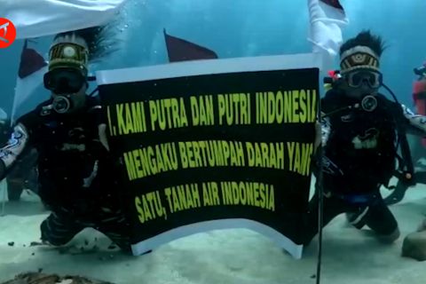 Wamendagri pimpin pengibaran bendera merah putih di bawah laut