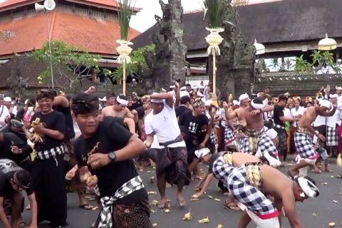 Warga Badung Bali kembali gelar Perang Ketupat