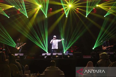 Aksi Denny Caknan dan Letto saat harlah Universitas NU di Surabaya