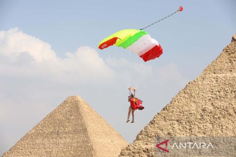 Aksi terjun payung di atas piramida Giza Mesir