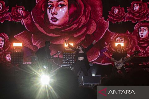 Aksi Isyana Sarasvati di Joyland festival 2022