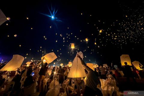 Ribuan lampion diterbangkan dalam Festival Yee Peng