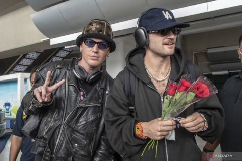Duo pop rock LANY tiba di Bandara Soetta
