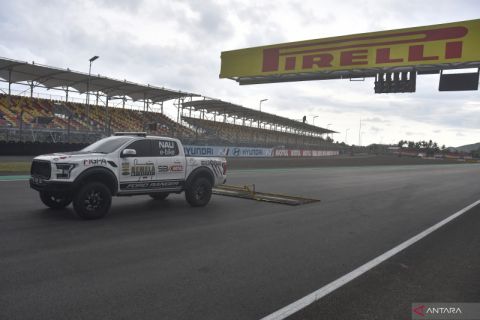 Pembersihan lintasan Pertamina Mandalika International Street Circuit