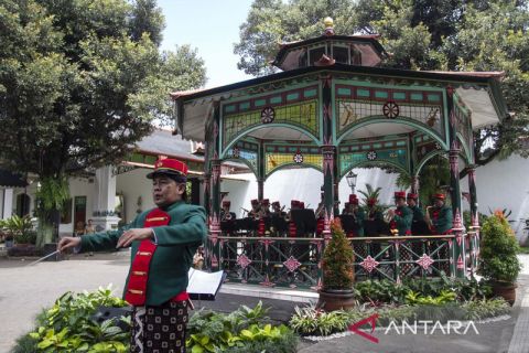 Abdi dalem musikan Keraton Yogyakarta peringati Hari Pahlawan