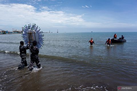 Tabur bunga Hari Pahlawan di Pantai Utara Batang