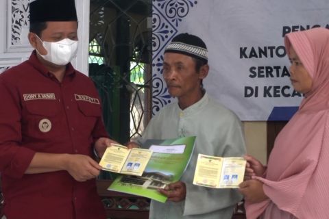 101 Warga Sumedang akhirnya dapat buku nikah setelah menikah lama