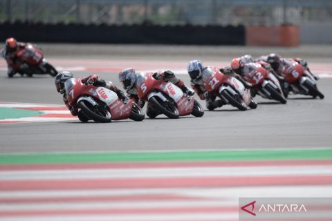 Aksi pembalap IATC pada sesi latihan di sirkuit Mandalika