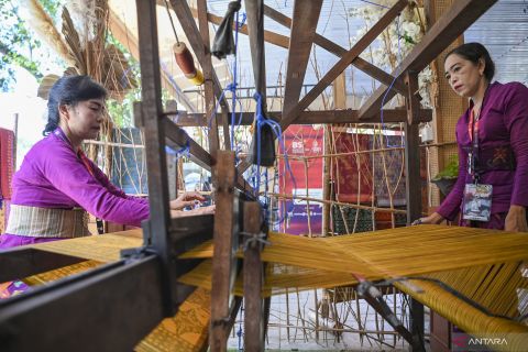 Kain tenun Endek untuk suvenir KTT G20 di Bali