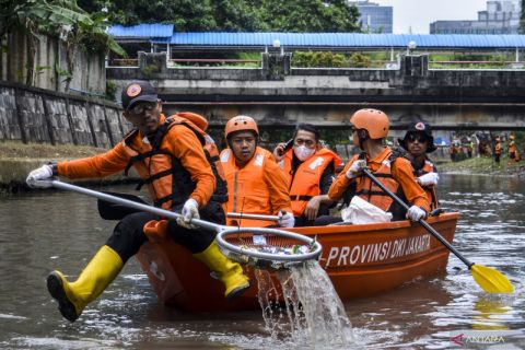 Kerja bakti gabungan bersihkan Kali Ciliwung