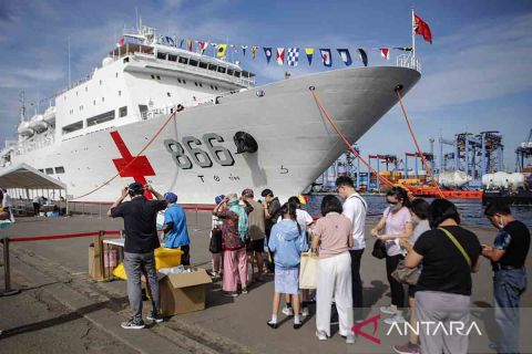 Layanan kesehatan gratis oleh tim medis kapal rumah sakit Peace Ark
