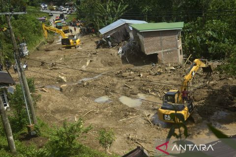 Pencarian korban tanah longsor di Gowa