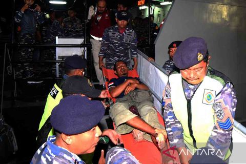 Evakuasi korban kapal Mutiara Timur 1 di perairan Bali