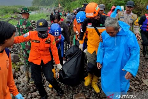 Evakuasi jenazah korban tanah longsor di Gowa