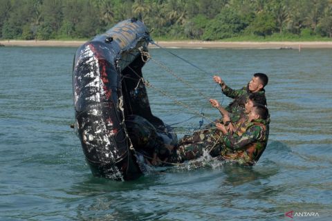 Latihan perahu karet marinir di Malang