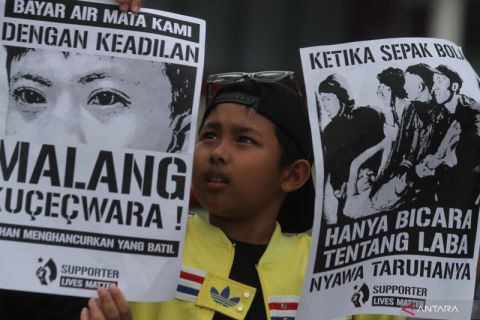 Unjuk rasa blokir jalan Aremania