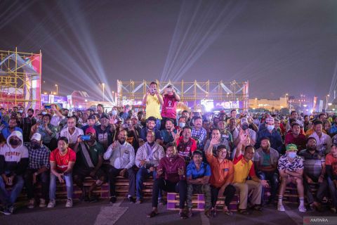 Pekerja migran menonton Piala Dunia 2022