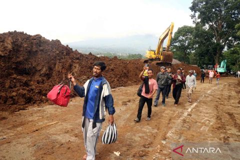 Jalan Raya Puncak-Cianjur yang terputus akibat longsor kini sudah bisa dilalui pejalan kaki