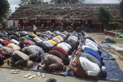 Shalat Jumat di antara reruntuhan bangunan pasacagempa Cianjur