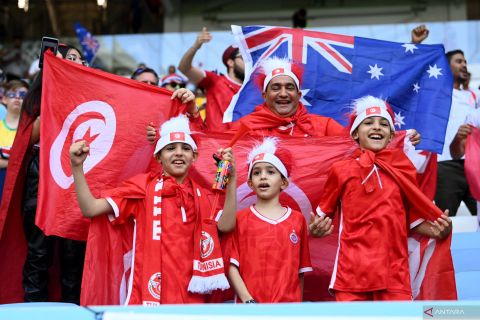 Aksi penonton jelang pertandingan  Tunisia vs Australia