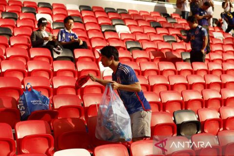 Meski timnya kalah, suporter Jepang tetap bersemangat membersihkan sampah di stadion