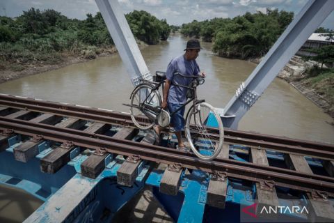 Warga seberangi Bengawan Solo lewat jembatan jalur rel kereta api