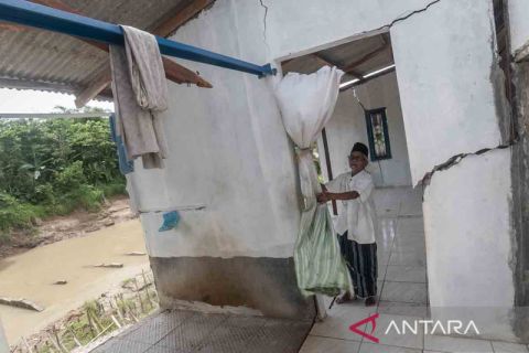 Rumah ambruk terdampak abrasi Sungai Ciliman di Pandeglang