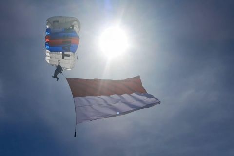 Atraksi terjun payung TNI AU dan TNI AL di Pantai Tugulufa Tidore
