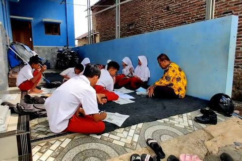 Dampak sekolah kebanjiran, siswa terpaksa belajar di rumah warga
