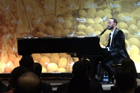 Di side event G20, John Legend bercerita tentang kelaparan di AS