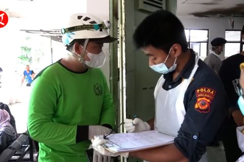 Keluarga korban bawa pulang jenazah yang teridentifikasi