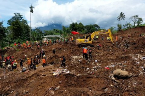 Korban longsor belum ditemukan, cuaca hentikan pencarian hari ke-10