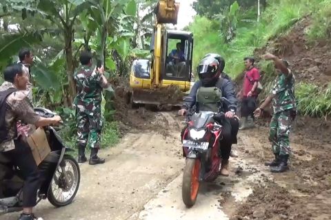 Longsor timbun sejumlah kawasan di Kabupaten Kuningan