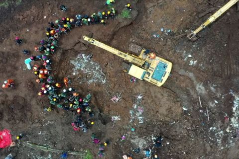 Melihat dari atas proses pencarian korban longsor di Cijedil