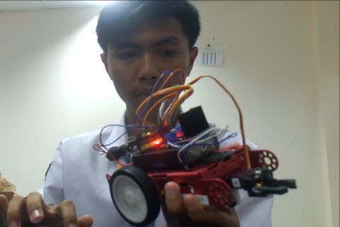 Mengajak pelajar agar mampu menciptakan robot berbasis energi bersih
