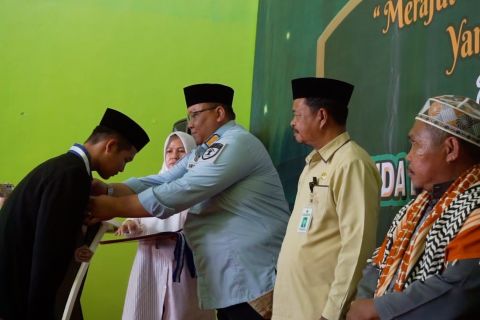 Mengikuti wisuda Iqro anak didik LPKA Gorontalo