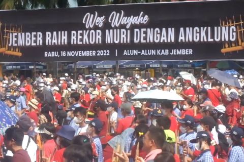Menjaga keharmonisan anak dan orang tua lewat permainan angklung