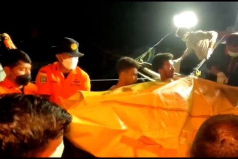 Nelayan temukan jenazah di laut, diduga kru helikopter hilang