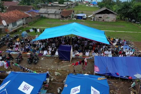 Pasca gempa, warga Gintung lakukan sholat Jumat di pengungsian