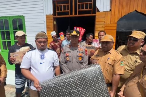 Pemkab dan Polres Dogiyai berikan bantuan ke korban kerusuhan