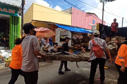 Petugas gabungan tertibkan ratusan pedagang kaki lima Pasar Kranggot