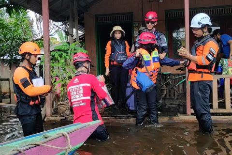 PMI Kobar cek kesehatan warga yang enggan mengungsi