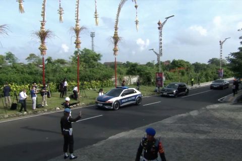 Polisi tutup akses jalan menuju kawasan GWK