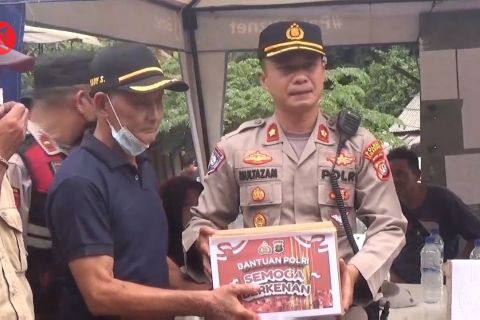 Polsek Cilandak beri bantuan untuk korban kebakaran Kampung Pemulung
