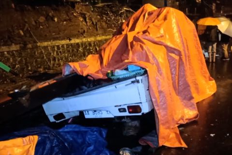 Tembok kantor Arpusda Wonosobo ambruk terdampak longsor